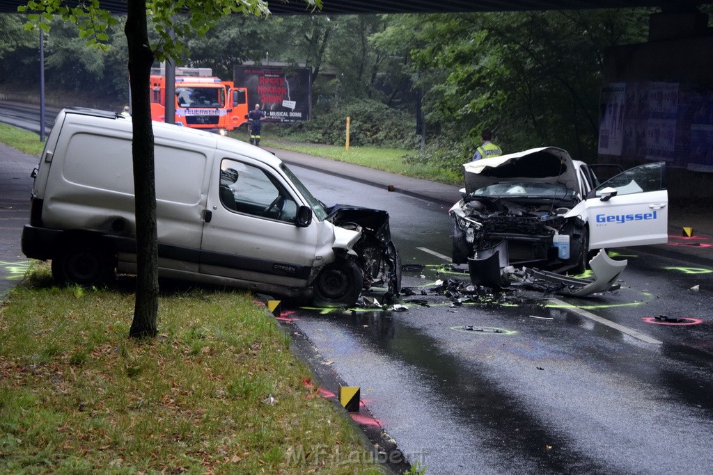 VU Frontal Koeln Hoehenhaus Berlinerstr vor Leuchterstr P07.JPG - Miklos Laubert